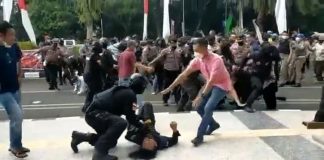 Polisi banting pendemo