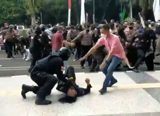 Polisi Banting Pendemo Meminta Maaf, Ini Hikmah Memaafkan dalam Islam Polisi banting pendemo