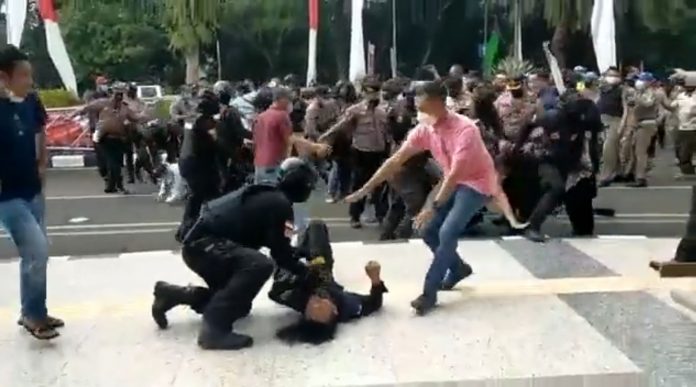 polisi banting pendemo 1 Polisi banting pendemo