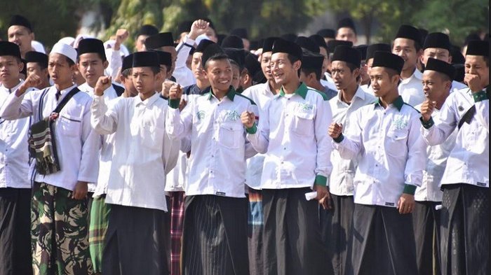 santri tutup telinga