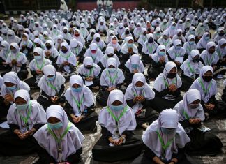Santri Tutup Telinga Karena Musik, Memang Salah? santri tutup telinga