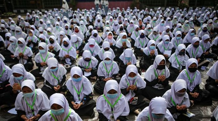 santri tutup telinga
