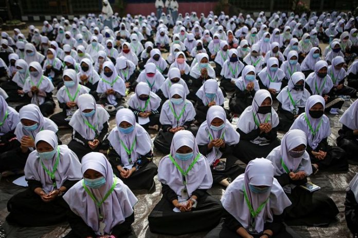 santri tutup telinga