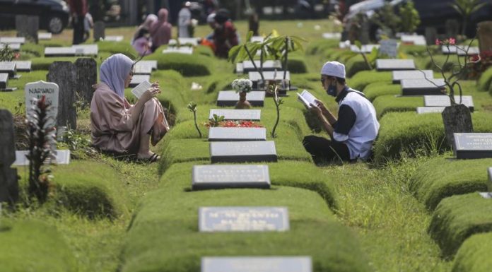 Bolehkah Mengatasnamakan Sedekah untuk Orang yang Sudah Meninggal? sedekah untuk orang yang sudah meninggal
