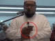 Shalat Sambil Baca Quran, Bolehkah dan Bagaimana Hukumnya? shalat sambil baca quran