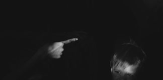 sibuk mengoreksi orang lain