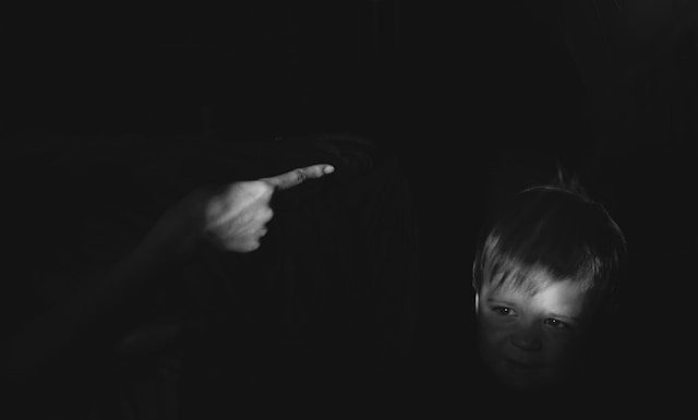 sibuk mengoreksi orang lain