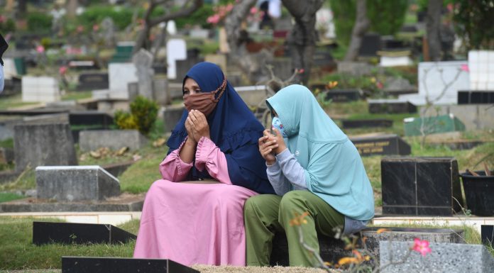Begini Tata Cara Ziarah Kubur Sesuai Sunnah tata cara ziarah kubur