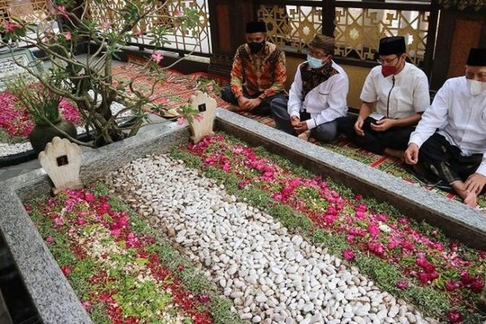 tawasul ziarah kubur
