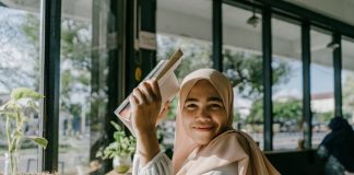 wanita pamer kecantikan
