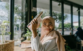 wanita pamer kecantikan