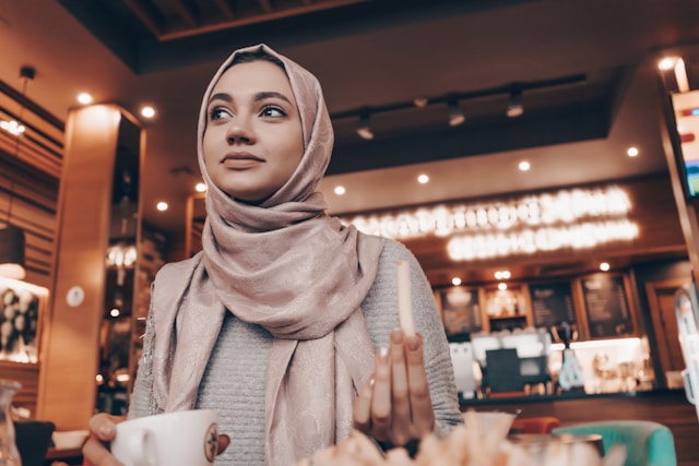 wanita pamer kecantikan